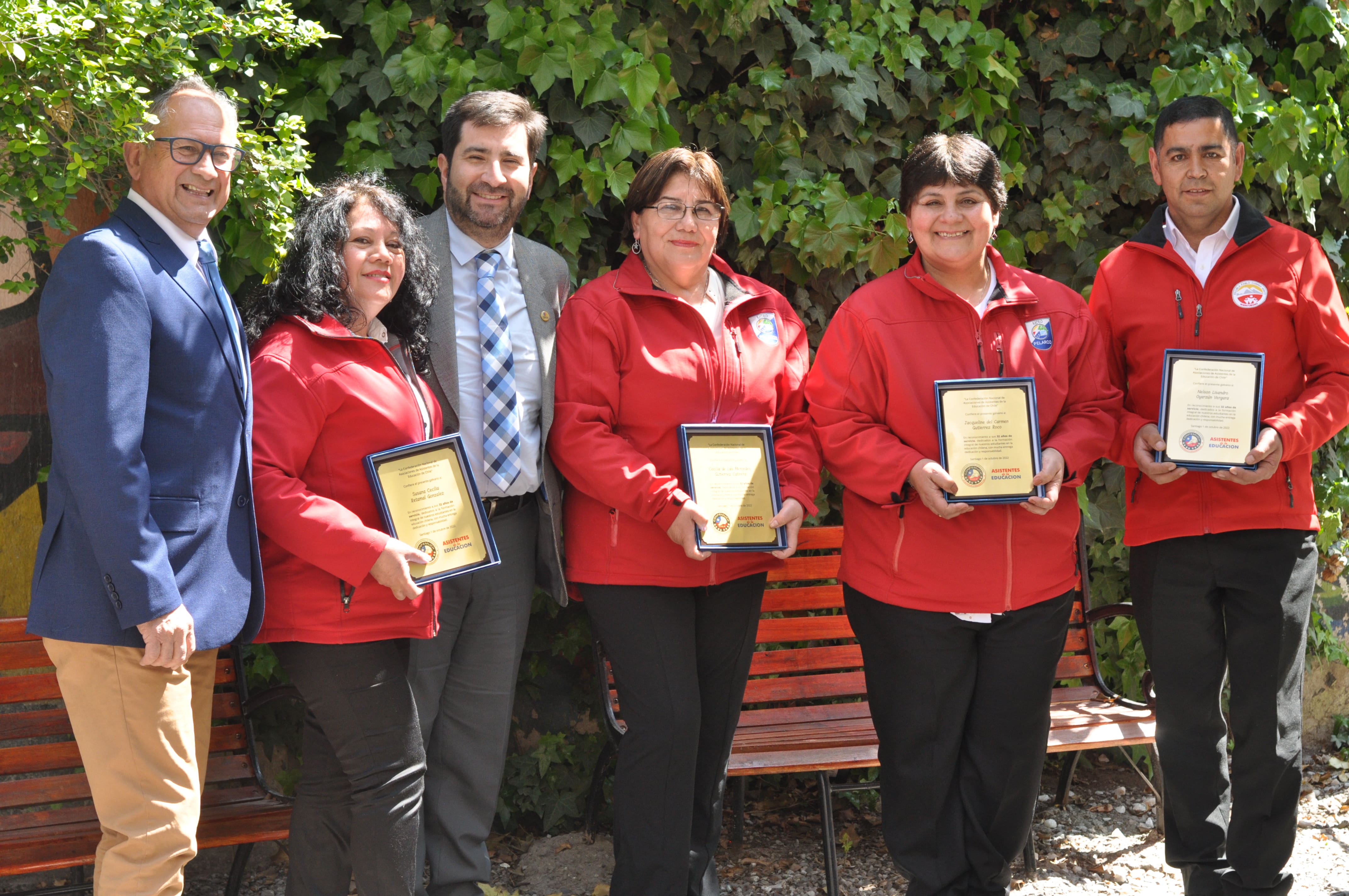 Cuatro asistentes de la educación pelarquinos recibieron reconocimientos de la Confemuch