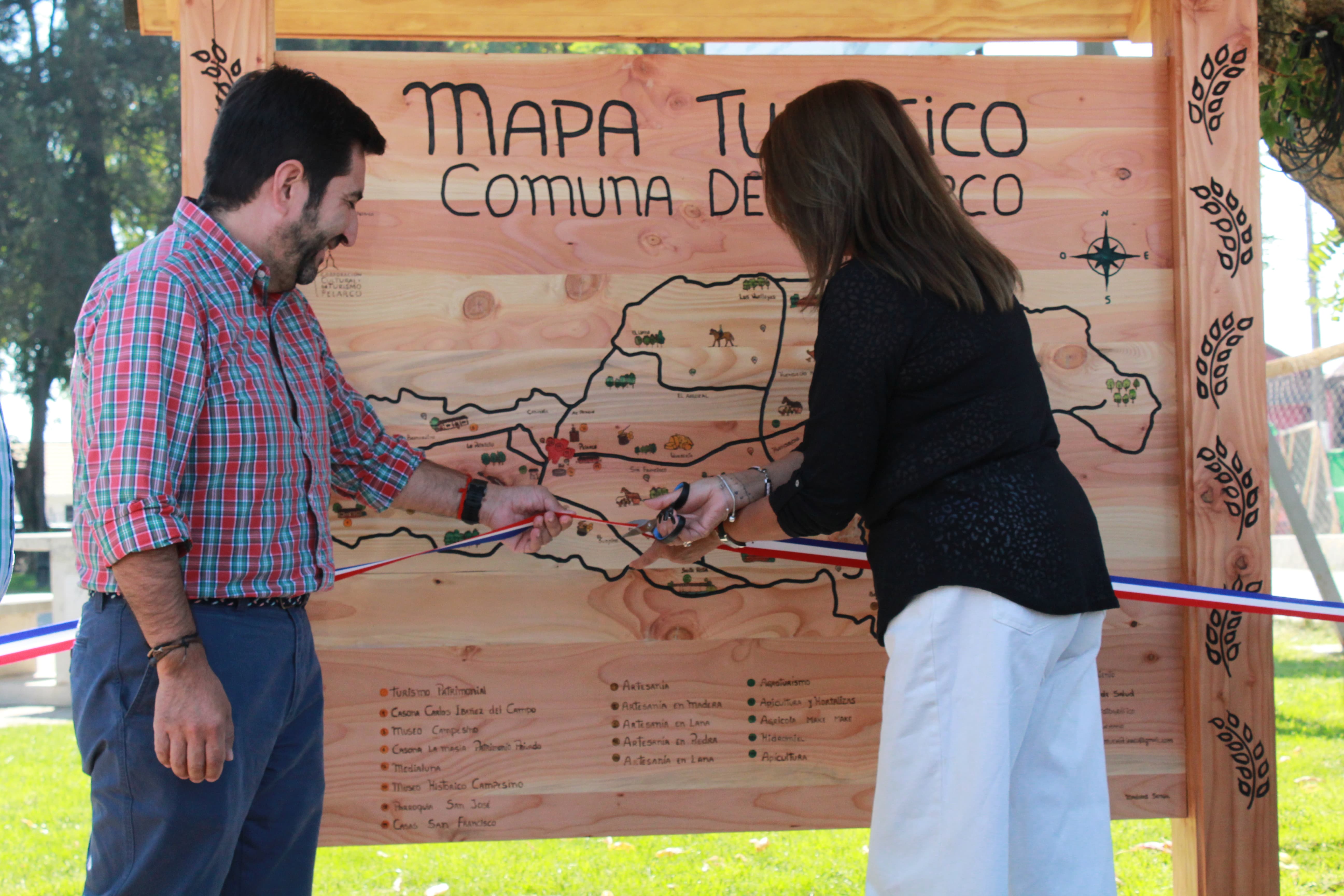 Inauguran mapa turístico en la Plaza de Armas de Pelarco 