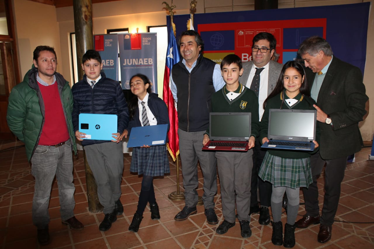 67 niños de  Pelarco reciben computador gracias al programa “Me Conecto Para Aprender”